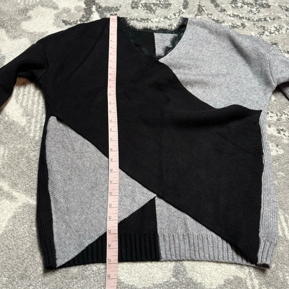 NWOT Black Grey Colorblock V-neck Lace Trim Wrap Knit Sweater - Picture 6 of 9